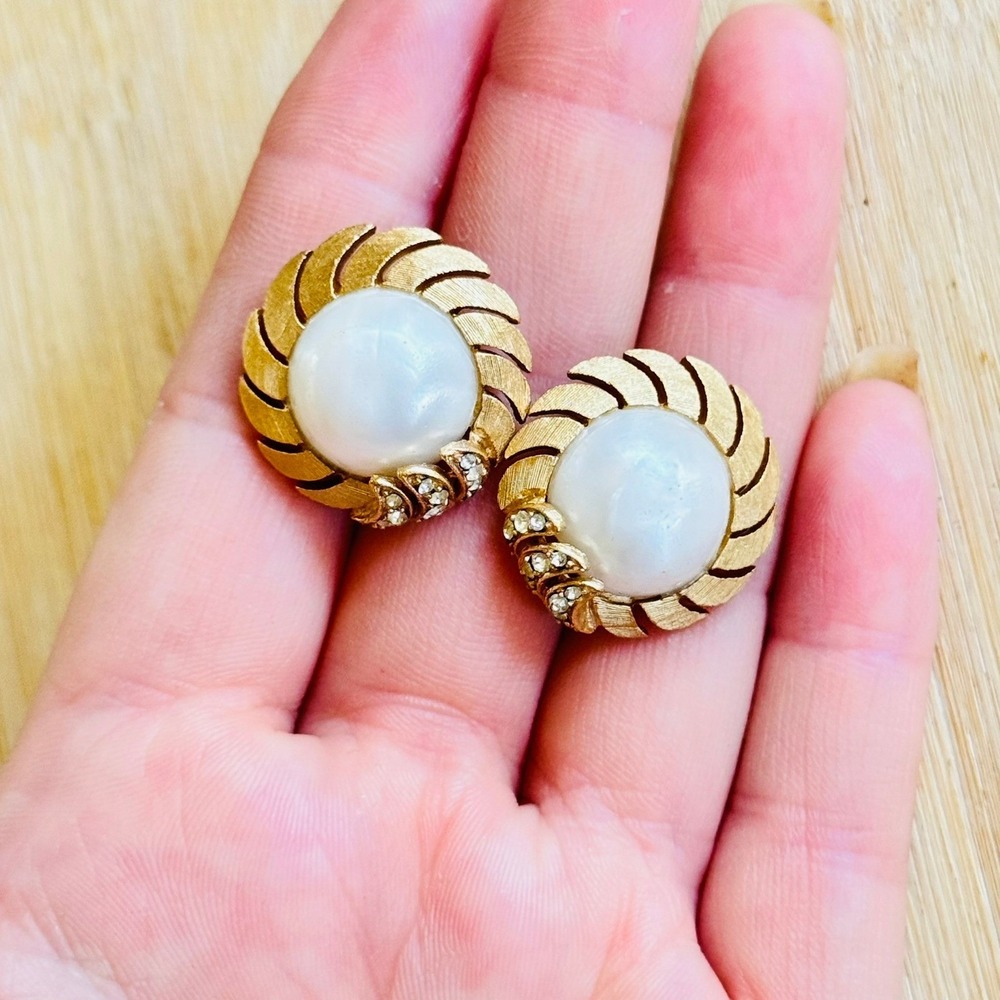 VTG Crown Trifari Clip Cabochon Motif Earrings Rhinestone Pave Signed Gold Round